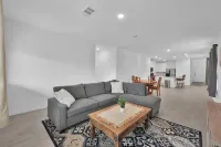 Modern Central 5 Bdrm Home W/ Fenced Backyard