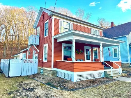 The Tangerine Terrace - Charming 4-bedroom house in Red Wing with two king beds