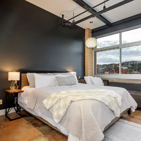 Amazing Downtown Loft, Sunsets, Dogs, Views