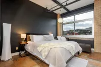Amazing Downtown Loft, Sunsets, Dogs, Views