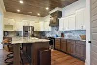 Boots & suits lakehouse getaway Hotels in Crisp County