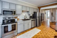 Remodeled Historical Unit With King Bed Walking Distance To Many Attractions!