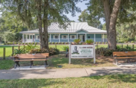 Tranquil beach cottage in historic American Beach! 5 min walk to the beach!