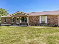 Comfy Country home. Pet friendly, 5 bedrooms, AC, WIFI, just outside Farmington Hotels in St. Francois Township