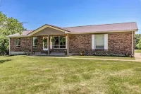 Comfy Country home. Pet friendly, 5 bedrooms, AC, WIFI, just outside Farmington