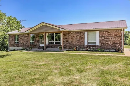 Comfy Country home. Pet friendly, 5 bedrooms, AC, WIFI, just outside Farmington