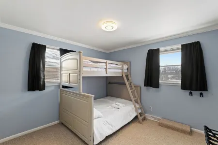 2 Miles to Ark! Relax & Unwind!