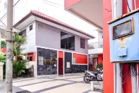 RedDoorz at Gunungsari Surabaya 2 Hotels in Jambangan