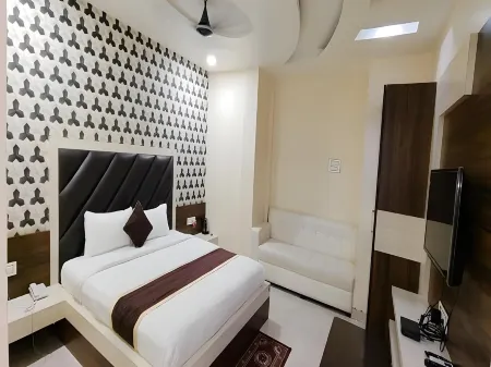 Hotel Prakshi Palace