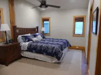 Spectacular mountain lodge with long mountain and lake views.  Sunset heaven!