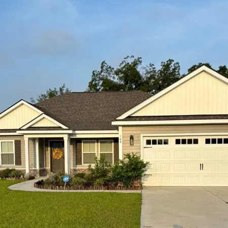 Spacious 4-bedroom house in charming Statesboro with AC, WiFi