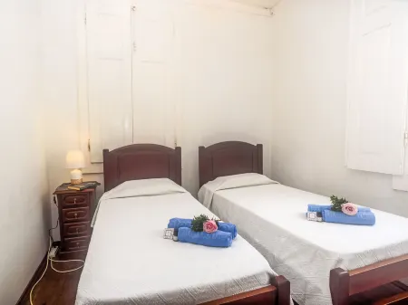 Surfers Inn 2 Отели рядом с достопримечательностью «PenichePraia - Bungalows, Campers and SPA»