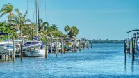 Canal front, dock, heated Pool, near AMI+IMG