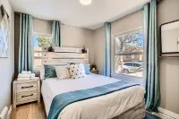 Olde Town Gold-2 bed/1 bath in Olde Town Arvada The Well House Assisted & Senior Living of Arvada 주변 호텔