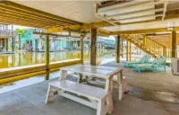 Charming 2-bedroom cottage on the canal in Jamaica Beach.