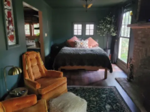 Private Romantic Bungalow for Artists & Writers, 7 Mins to Downtown Richmond,