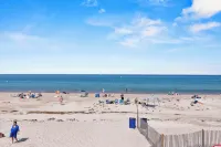 Ocean view spacious 5-bedroom Cape Cod style house with roof deck, AC, WiFi.