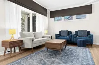 Royal Blue Haven ~ Walk Downtown Royal Oak, Game Room, Jetted Tub, Clean + Cozy