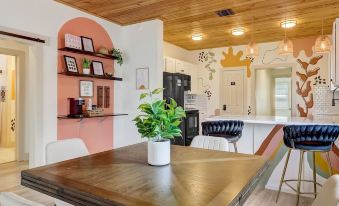 The Retro Retreat - Close to Downtown, Fort Sam