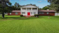 A Large Tropical 7 Bedroom Estate by Redawning Hotels near Finish Line