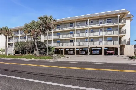 Beach Style Condo Includes Google Mini Home and Beach Access 2 Bedroom Condo by RedAwning Отели рядом с достопримечательностью «Amelia Island Lighthouse»