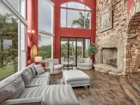 Castle on a hill, breathtaking views, surrounded with pools, trees, and lawn Hotels in Ramona