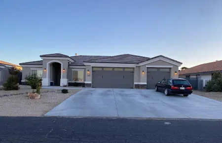 Great for traveling for work or a vacation. Spacious 4-bedroom house in Kingman