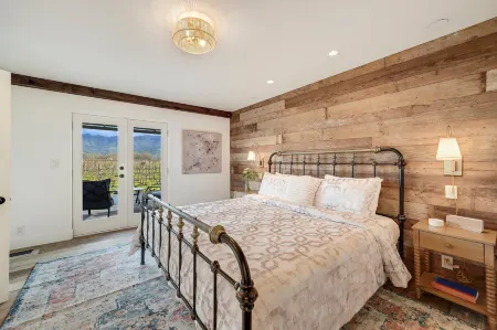 Villa in French Chateau Estate in Napa Valley Отели рядом с достопримечательностью «The Carmel Gallery in Calistoga»