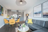 Elliot Oliver - Stylish 2 Bedroom Apartment with Parking in the Docks