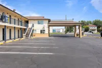 Quincy Inn and Suites - parking