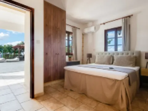 Spacious 7-Bdr Villa with Pool & Sea View Hotels in 