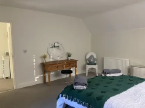 5Bed-10Guests-Fireplace-HotTub-Pets ok-Parking Hotels in Battle