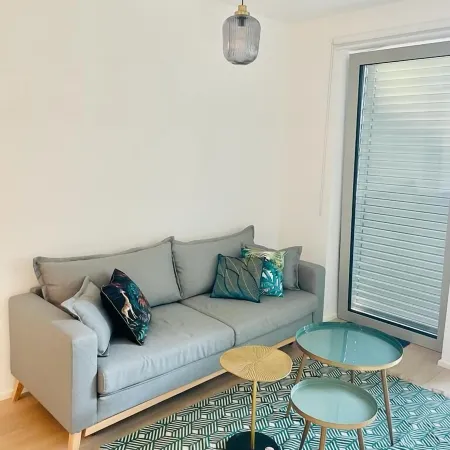 Large 1 Bedroom -Center Terrace Parking