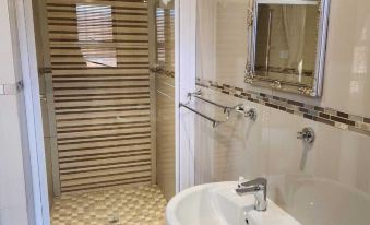 Suits Guest House & Bar