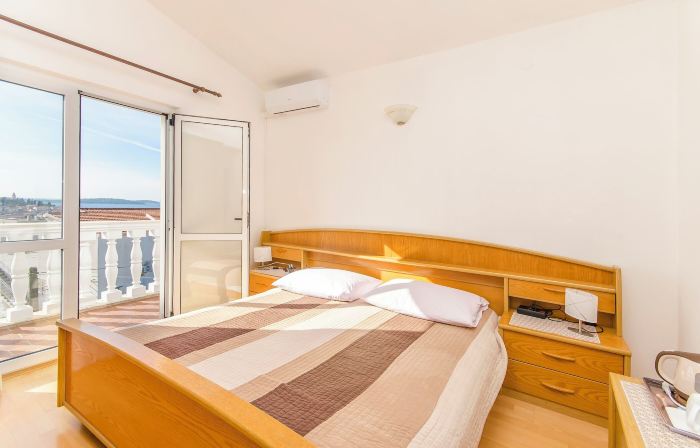 Apartment and Rooms Radojka