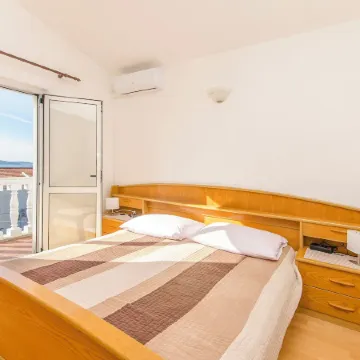 Apartment and Rooms Radojka