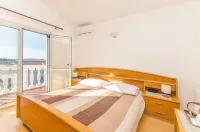 Apartment and Rooms Radojka - parking