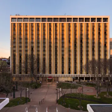 Holiday Inn SACRAMENTO DOWNTOWN - ARENA by IHG Отели рядом с достопримечательностью «Капитол Парк»