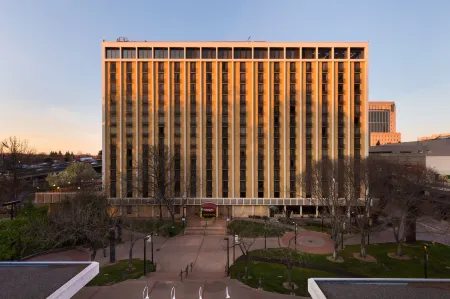 Holiday Inn Sacramento Downtown - Arena Отели рядом с достопримечательностью «McClatchy Library»