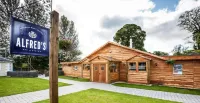 Stunning 4-Bedroom Cabin with Hot Tub in Beattock!