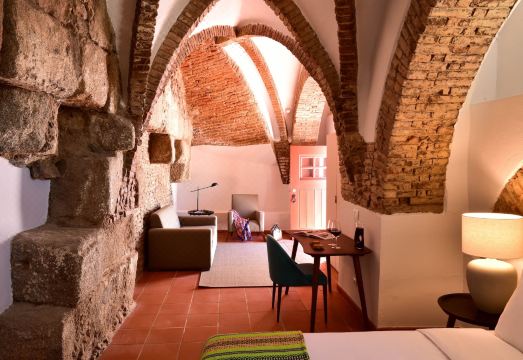 Noble House Essence Évora