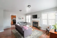 Sage Cottage: Cozy & Serene/ Sleeps 6 / Huge Yard!