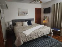 Sleeps 6, + 2 in Basement, Super Clean, Long Driveway, Fenced Yard w/Fire Pit