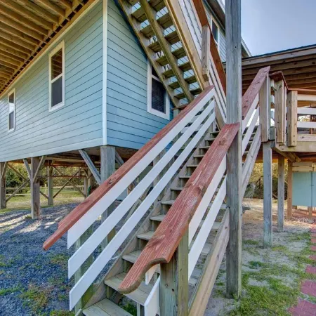 Surf Chalet w/ hot tub and kayaks