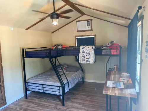 Glorious 5 Lake Eastland Glamping Tiny Town Mockingbyrd Hotel di Eastland