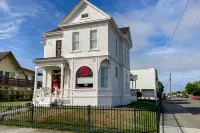Gorgeous Victorian home near shops and dining with porch, washer/dryer & WiFi