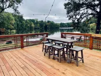Exclusive Views and Cozy Deck Retreat - Stunning Lakefront Escape Hotel in zona Fun In