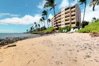 Beachfront retreat with lanai, WiFi, pool, & hot tub - prime turtle spot 卡胡盧伊住宿飯店