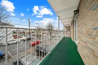 Modern Haven with Top Amenities and Location - Spacious Urban Oasis