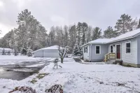 Riverfront Deck and Fire Pit Experience - Stunning Modern Retreat